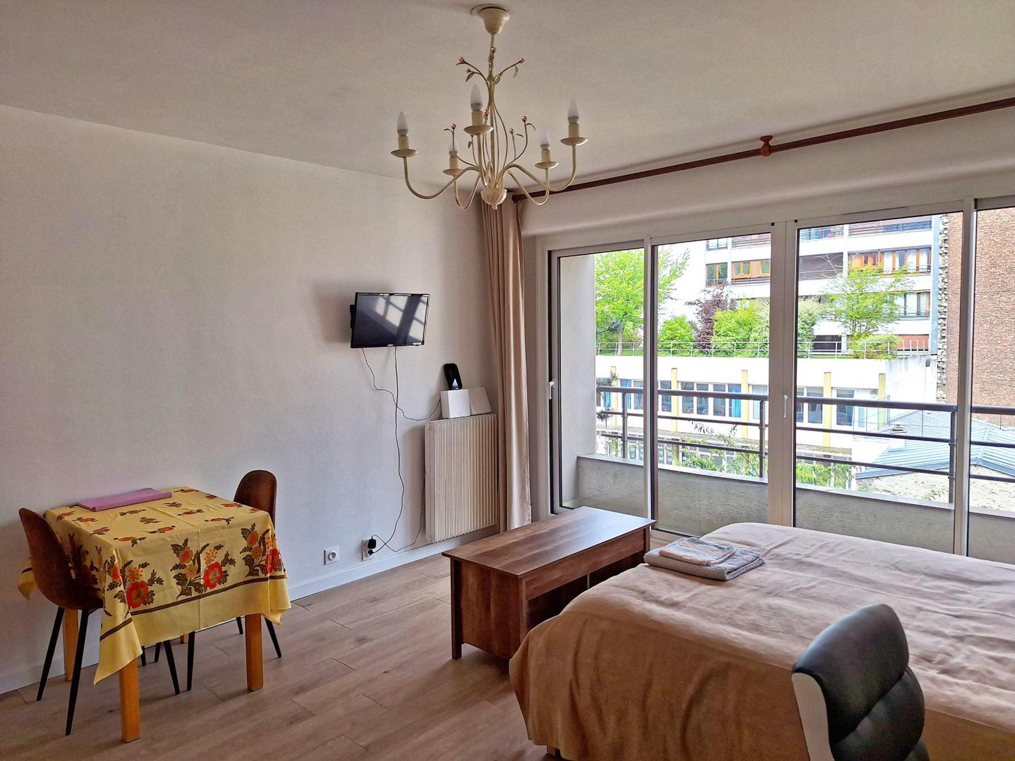 Chic Parisian Studio Retreat Bright Spacious And Secure Parking Exterior photo